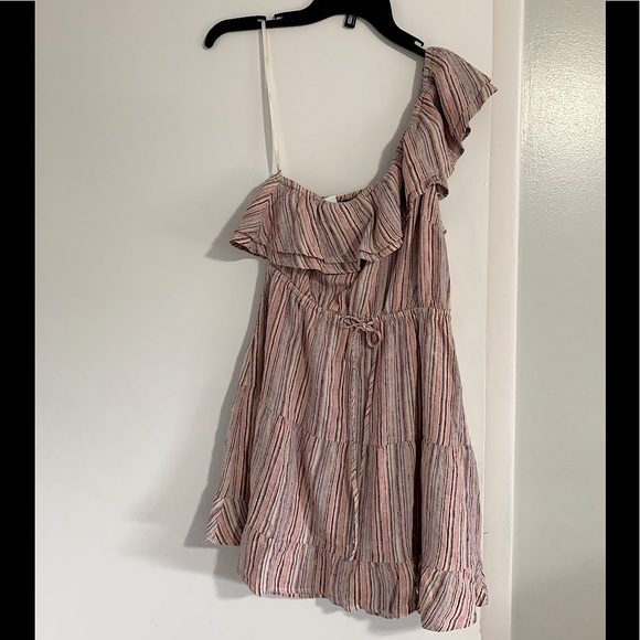 Forever 21 Dresses & Skirts - Cute off shoulder dress